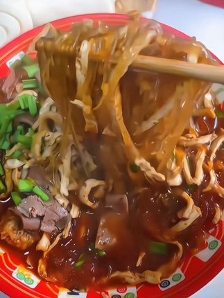 你们知道杂炣是什么吗?红薯粉条,牛杂,豆腐丝,香辣过瘾!#妈呀太香了#杂炣#地方特色美食#河南美食#超好吃