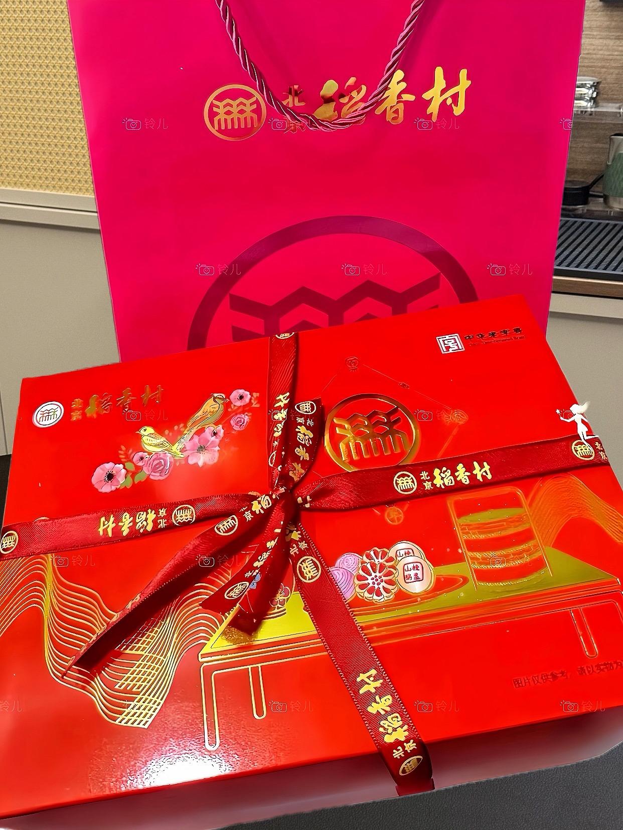 炫耀一下,我朋友从北京背回来的,里三层、外三层的可重了#北京#传统糕点 #你想要的我都有