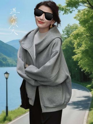 #上热门🔥 秋冬氛围感,这卫衣承包了! 宝子们今年秋冬的慵懒风担当来咯!就是这件欧货宽松连帽拉链卫衣外套。 它是那种让人一眼就爱上的晓夜灰,低调又高级,满满的秋冬氛围感。连帽设计不仅实用,还能给整体造型加分,透着随性的时髦感。 卫衣是宽松版型,不挑身材微胖瘦都能轻松驾驭,穿起来舒适又自在,仿佛被云朵温柔包裹。拉链设计超贴心,冷了拉上保暖,热了拉开透气,还能凹出不同造型。 长袖在秋冬再合适不过,保暖的同时还能展现慵懒随性的气质。而且它纯色百搭,无论是搭配牛仔裤走休闲风,还是搭短裙营造温柔感,都毫无压力。穿上这样一件宝藏卫衣,美美的度过这个秋冬!#时尚气质穿搭 #外套穿搭 #时尚休闲穿搭 #通勤搭配