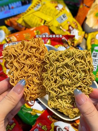 不愧是我童年白月光小浣熊干脆面!四个口味给我香迷糊了!#追剧小零食 #太好吃了 #童年回忆 #小浣熊干脆面 #干脆面