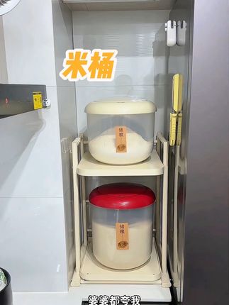 厨房的米桶要选密封性好的,大开口的,倒米取米都很方便。平时用它放米放面都合适#米桶#厨房米桶 #厨房好物 #大米桶防虫防潮密封 #米桶推荐