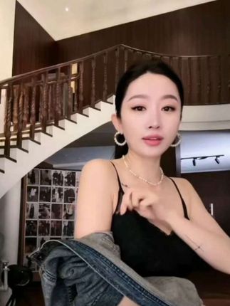 #强烈推荐 #女神穿搭 #辣妹穿搭 #杨圣坤#只做高品质 杨圣坤2025新品性感蕾丝自带胸垫美背一体吊带百搭舒适