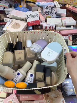 来咯来咯！快冲鸭～超多美妆各种都有！ 速来拿！这里什么化妆品都有，快 直接全拿走！#平价彩妆 #唇釉 #假睫毛 #粉底液 #粉饼