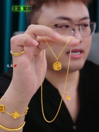 超级爆闪的方糖项链来喽…… 做工精致,经典百搭,很有夏日的氛围的感觉#总有一款适合你 #方糖项链#项链 #夏季新款 #黄金首饰