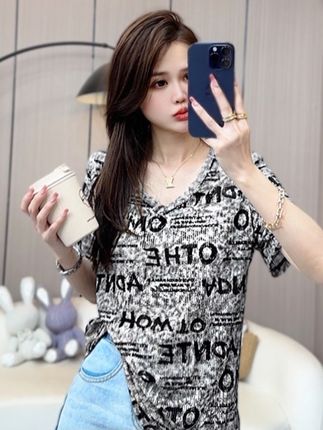 大码女装夏季新款字母短袖气质时尚百搭显瘦V领印花设计感上衣女#夏季穿搭 #纯黑裤子不掉色 #美背 #美背穿搭#户外微胖大码女装