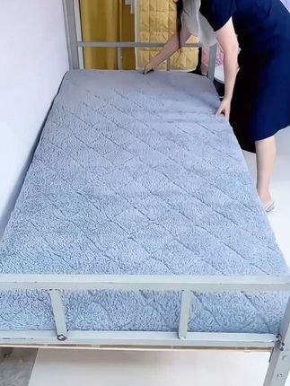 羊羔绒床垫。