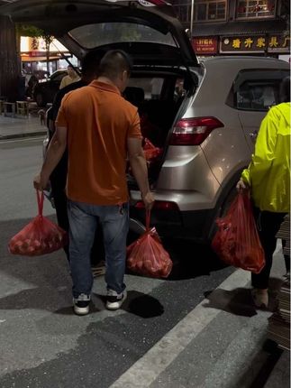 好的东西,当然要来回购,美女们直接开车来装!你信任我,我怎么能让你们失望#原创视频 #猕猴桃