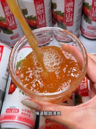 晚上又干又渴,来上一瓶陈皮山楂汁,别提多过瘾了!精选优质陈皮和山楂原果打浆,再加上苹果汁,苹果汁中和了山楂的酸,喝起来口感特别清爽,满嘴都是自然的果香味,真的很不错!#陈皮山楂汁 #口感特别好 #好喝不贵#双方有情