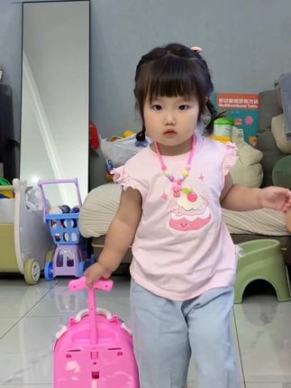 哪个女孩子能拒绝这么粉嫩的玩具呢,又是梳妆台,又能背又能拉着走~#萌宝宝 #骗你生女儿 #小人精日常 #儿童玩具 #女孩子的玩具