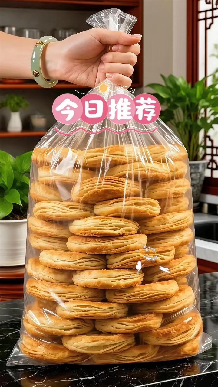 老潼关肉夹馍的干层饼,是刻在味蕾上的惊艳! 金黄面皮像浸足了日光,每一寸都闪着油亮的光。表面盘旋的纹路藏着玄机—是面与油的缠绵轨迹,更是老师傅揉面时的功夫印记。指尖刚碰到饼边,酥皮就簌簌落下来,像捏碎了一把阳光碎末。 “咔嚓”一口下去,酥脆感在嘴里炸开,那声响比咬碎冰棱还清透,从舌尖酥到耳根。原以为这脆就是全部,没想到内里藏着更妙的惊喜:筋道的内瓤裹着面粉本真的甜,越嚼越香,像在嘴里生了层温柔的膜,把酥与韧牢牢锁在舌尖。 没尝过这口的,真得补上这一课!酥脆撞筋道的双重暴击,咬下去的瞬间,就知道什么叫“—口入魂”,根本停不下来!#美食#老潼关肉夹馍千层饼#饼胚 #地方特色美食 #抖音美食推荐官@DOU+小助手 @DOU+上热门