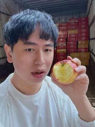 记录生活 云南昭通早熟红露苹果,脆甜爽口,不要错过咯#记录真实生活 #农村人 #安艺小哥 #优质农产品 #昭通苹果