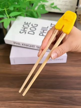如果你家孩子还不会用筷子吃饭,那你就需要给筷子加一个辅助器,这样筷子就有了弹力,孩子也能轻松学会!#辅助筷 #训练筷 #筷子辅助器 #训练筷子 #儿童训练筷