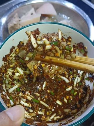 #地方特色美食 贵州柴火糊辣椒面,柴火慢炒出焦香,舂得粗细碎够劲。打蘸水、拌凉菜,一口入魂,地地道道的家乡味#灵魂蘸料 #谁懂这一口的好吃程度 #贵州柴火糊辣椒面 #辣椒面 @抖加🔥上热门🔥dou+🔥热点宝