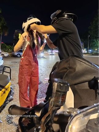 机车搭讪骑共享单车的可爱美女小姐姐#挑战 #机车 #搭讪 #美女 #小姐姐 春风450sr摩托车@《枫枫历险记》