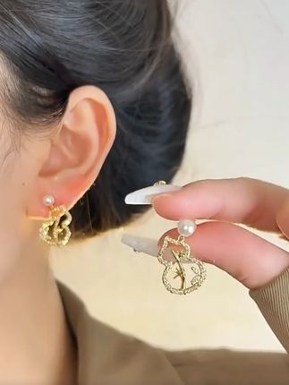 #dou上热门 最近被问爆的葫芦竹子珍珠耳钉上新啦!不重轻松戴,日常通勤或汉服出行都超合适。新中式风格,小众又高级,真的很有氛围感#耳钉#国风耳饰#汉服配饰#配饰分享