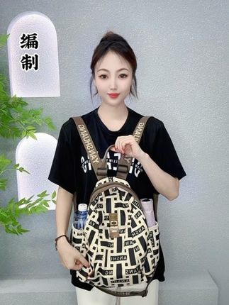 "撞色字母印花太抢眼!这款背包把复古报纸和现代涂鸦玩出了新高度,黑白主调自带高级滤镜#阎双创造原创布包 #双肩包推荐 #好物推荐🔥