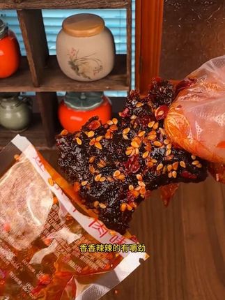 一打开就能闻到超浓香味的麻辣素牛肉粒辣条,真的超好吃呀 #辣条 #牛肉辣条 #零食推荐 #妈呀太香了