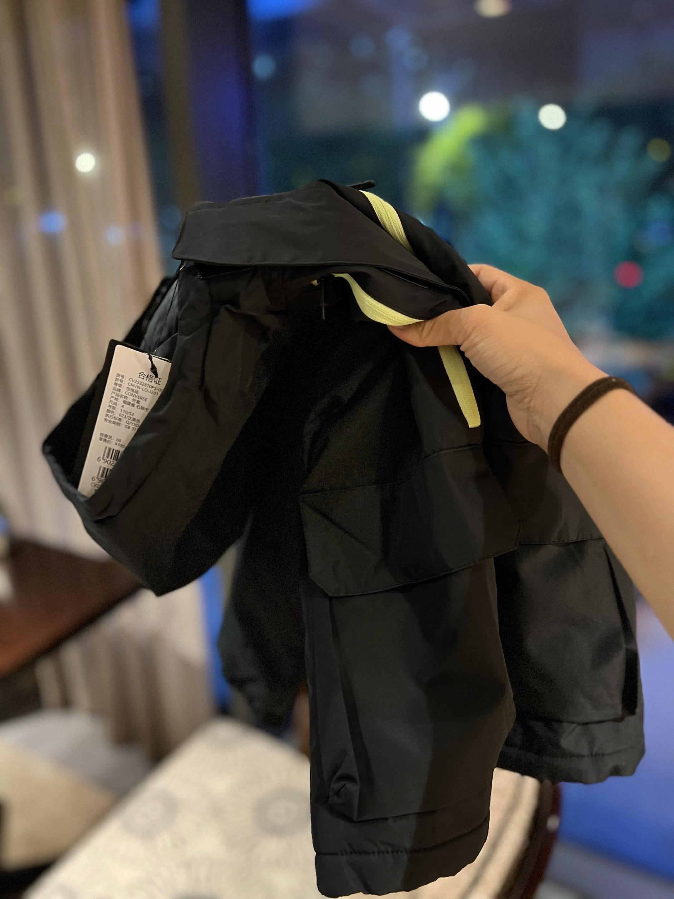 匡威儿童加绒风衣来啦!今天活动价超划算~🧥 这件是加绒加厚款的,外面采用防风防水防刮面料,实用又耐穿;内里满满软绒包裹,保暖性能超级棒!等天气再冷一些,里面只需要穿一件小秋衣,外面套上这件风衣就足够暖和了。 版型是宽松设计,不挑身材,男孩女孩都能穿~多种颜色可选,每一个都超好看!✨ 前后都有匡威大logo,胸前搭配撞色拉链口袋,细节感十足,不仅潮酷有型,还超有辨识度。前面的大工装口袋实用能装,连帽设计,帽子内部也做了加厚处理~ 最贴心的是,logo还带反光效果,夜晚出门也更安心! 店里同款要卖399元,现在左下角链接只要1xx! 库存有限,看到就赶紧拼手速吧!#宝妈推荐 #潮童必备