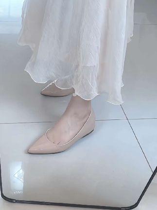 姐妹们!这款裸色尖头内增高单鞋你值得拥有!#裸色尖头平底鞋 #内增高鞋 #优雅永不过时 #好穿不累脚时尚百搭 #裸色单鞋穿搭
