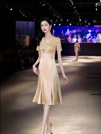 #优雅气质 #【宴会吸睛神器!】香槟金礼服裙绝了!V领蕾丝拼接超精致,缎面材质自带高级感,裙摆显瘦又优雅。婚宴、年会穿它,瞬间slay全场,气质女神必备,谁穿谁美到犯规!@抖加🔥上热门🔥dou+🔥热点宝