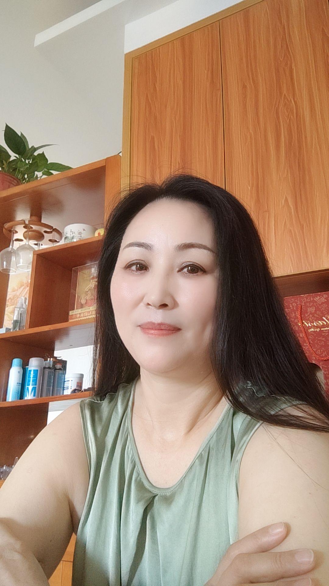 本想活成大哥的女人。不料却活活成了女人的大哥。太难了,有谁能懂我