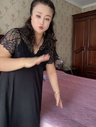 二宝贝和我睡了一晚上,他说给他卧室也买一块这款穿盖三件套,人家说舒服😄,姐妹们快来看看这种自带凉感的床盖吧!它摸起来像床单一样柔软,躺上去却很清凉舒爽,即便不开空调也不会觉得热,铺上不会滑动,平平的,质量超好!姐妹们放心拍#高端大气 #夏季冰感丝凉席