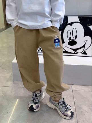 马上降温了,给儿子安排的休闲裤真的太舒服了,还是纯棉的面料柔质量好!款式简约耐看,男孩女孩都可以穿~#高品质童装#百搭裤子#百搭神裤