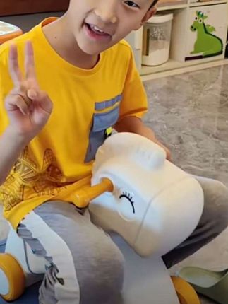 自从给宝宝买了这个摇摇马,它开心的不得了,每天都要玩很久,连睡觉都舍不得放手。它不仅可以当摇摇马,还能当做滑行车,而且可以折叠起来,非常方便收纳,无论是在家还是出门在外都能玩,还能锻炼宝宝的身体协调能力,让宝宝越玩越聪明!快给你家宝贝安排一个吧!