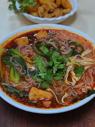 在家几分钟就能搞定的#陕西麻辣米线 ,麻麻辣辣、劲道爽滑,连汤都能喝干净#这一碗好过瘾 #超好吃 #麻辣米线