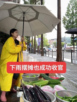 摆摊卖菜遇骤雨,来了一位泰国小姐姐承包了大半个摊位蔬菜#c咖泥膜#海外生活#原创#摆摊卖菜#记录生活