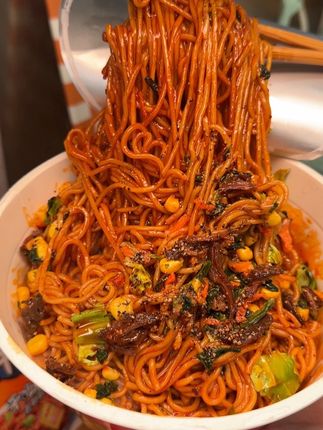 等了30多年,终于等到比#康师傅 红烧牛肉汤面更好吃的面了!它家的黑椒牛柳炒面,比西餐厅现炒的都好吃#好吃到停不下来 #黑椒牛柳炒面