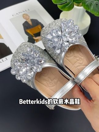 整个满满的高级奢华感,女儿真的爱疯啦 #betterkids #女童公主鞋 #女童水晶鞋 #哎呦喂你鞋真好看 #软底软面穿上超舒服
