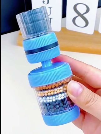 在水龙头上装个这样的净水器,瞬间感觉整个水质都提升了一个档次 🌈家里的自来水真的没有看上去那么干净,时间久了还会有很多沉淀物,所以还是安装一个净水器比较合适,它内置的高效活性炭滤芯可以强力吸附水中的杂质和异味,这样过滤出来的水干净又健康。而且它的出水口还做了防喷溅设计,不管是洗菜、洗水果还是洗碗,都不会把水弄得到处都是。安装简单,直接套在水龙头上,拧紧螺丝就能用。#好物推荐🔥 #厨房好物 #水龙头过滤器 #实用好物 #提升幸福感好物 @DOU+小助手 @DOU+上热门 @长虹好物178♥