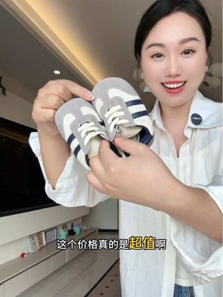 这双学步鞋特别适合小月龄的宝宝穿,不仅不掉跟,还非常的轻便舒适,宝宝穿上它走起路来就会更稳当。#宝宝学步鞋#宝宝鞋子#婴幼儿鞋子
