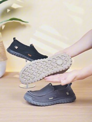 脚感先说话!鞋底软弹得像踩云朵,轻便不压脚,密纹防滑设计牢牢抓地,雨天走路也稳当。鞋面布面拼接配毛边,细节里全是设计感,布料透气不闷脚,舒服又显品味。日常穿、散步穿都合适,把老北京的韵味和现代时尚踩在脚下,舒适与格调全拿捏!#好穿不累脚 #老北京布鞋 #男鞋 #软底软面穿上超舒服 #透气舒适