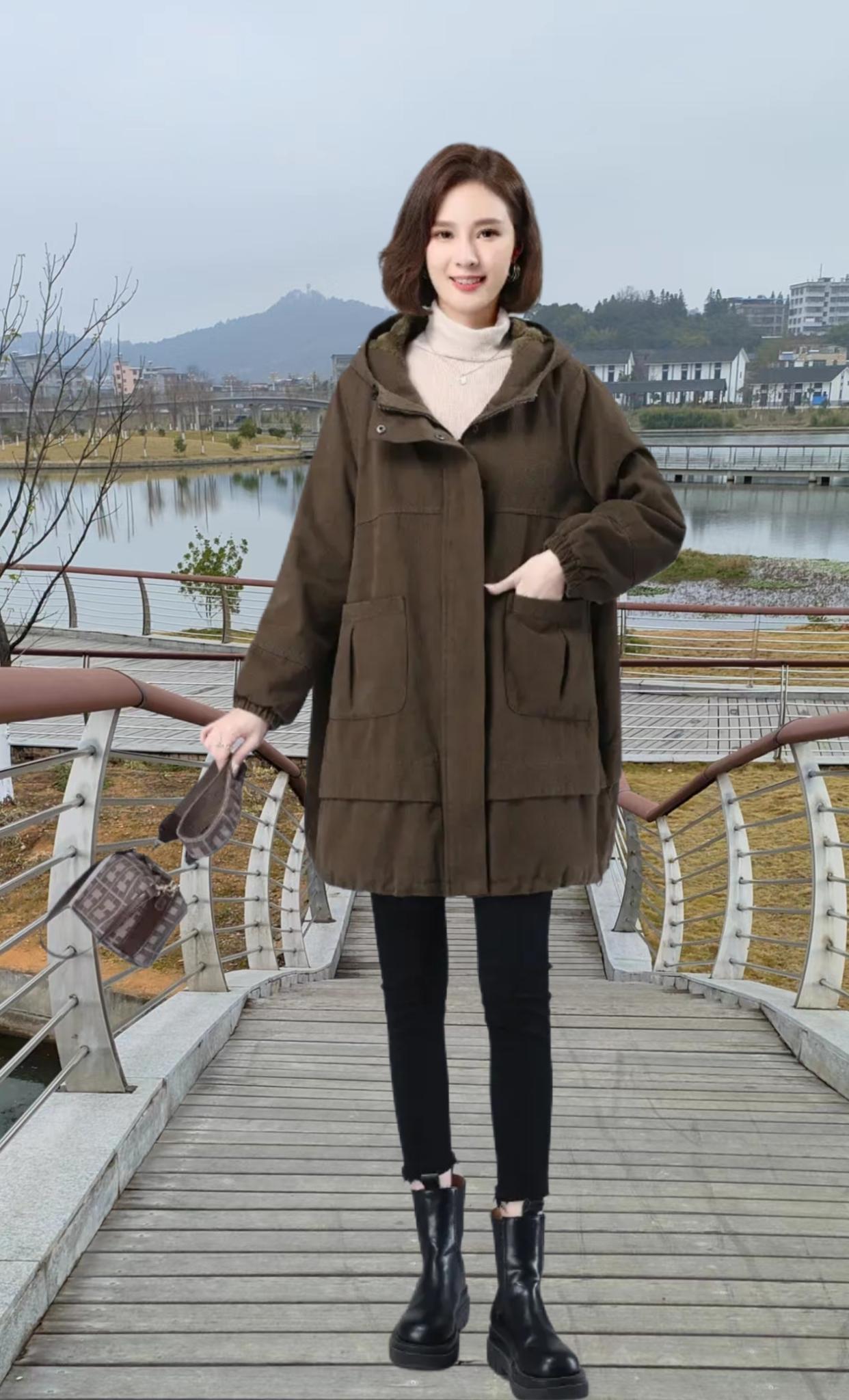 冬季新款女中长款派克棉服,专为中年女性设计,宽松版型舒适又遮肉。加绒加厚,内填充优质棉花或纤维棉,保暖性强且不易结块。面料防风耐磨,部分款有三防功能,可抵御寒风细雨。细节处尽显精致,如毛领连帽或简约立领设计,拉链门襟方便穿脱。颜色经典百搭,适合多种场合,是冬季保暖又时尚的优选外套。#减龄气质 #外套穿搭 #秋冬穿搭 #外套 #加绒保暖 @抖加🔥上热门🔥dou+🔥热点宝