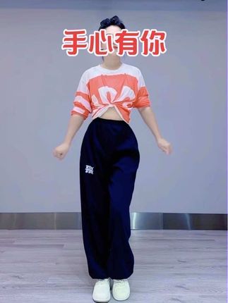 一定要和舒服的人在一起,频率相同的人才能理解你的万水千山。温柔版手心有你#一看就会 #零基础学舞蹈 #手心有你@抖音小助手
