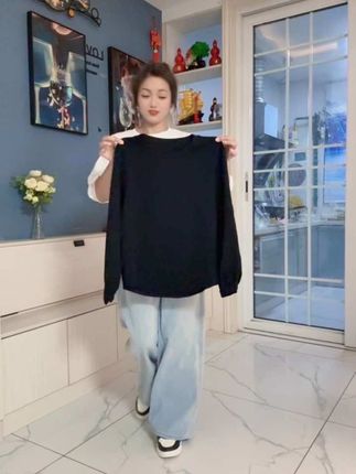 姐妹们找到一件特别适合早秋穿的小上衣,新品上市,厂家为了冲销,价格不贵,质量特别的好。关键这个版型又洋气又百搭,还巨遮肉,千万不要错过,这面料可好了,弹力棉的小面料,软软乎乎的,舒适又透气,这个弹力还特别大穿上可舒服了。车工走线全部给咱做的双针压线,包边包条,你想找个线头都没有,做工就特别的细。大码能穿到一百七十斤,前面有点长,你有大肚腩,正好能给咱盖一盖。宽松版型,胃口大,肚子大都能给咱盖上。前后都非常的好看,这个袖子做的是一个七分泡泡袖,又减龄又时尚,特别的适合早就穿,不长也不短,穿上别提有多得劲了。给咱做的有运费险,售后有保证,喜欢放心试穿#显瘦穿搭 #打底衫 #遮肉显瘦 #谁穿谁好看