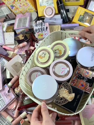 赶快来！冲啊！这里超多的各种化妆品什么都有～ 早上7.30开始，什么美妆都有。公主们快 直接拿走！#平价彩妆 #唇釉 #粉底液 #假睫毛 #眼影盘