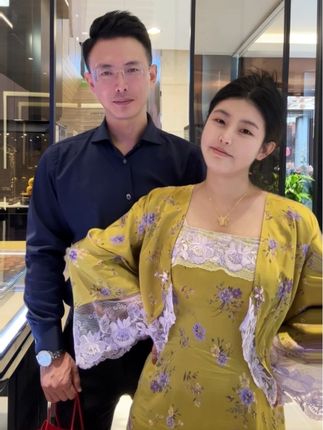 姐妹们,看看大哥给两位妈妈挑礼物的眼光怎么样#方里粉饼#方里铁粉粉饼#孩子他爸#夫妻日常