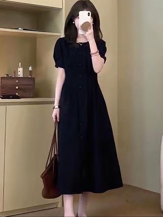 简约的款式搭配纽扣装饰,大方又不失细节感,圆领与泡泡袖设计增添甜美优雅气质,凸显温柔风格。#夏季穿搭 #新款连衣裙每天更新 #气质连衣裙
