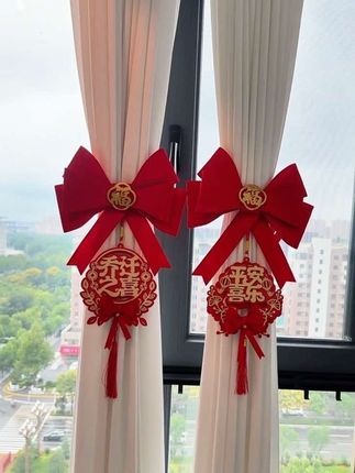 不是婆家,不是娘家,结婚十几年终于有了自己的小家,虽然不大,但很温馨,#乔迁 当天喜庆的植绒窗帘绑带绑上一对#乔迁新居布置装饰 #搬新家 #乔迁大吉