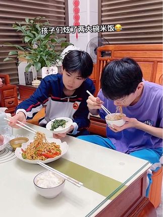 孩子们放学后的午餐,给他们做了这个小炒豆腐丝,比肉还香还要好吃,这个云南豆腐丝配料只有黄豆和水,豆香浓郁,根根劲道,就这么简单一炒都特别好吃下饭,孩子们能炫两大碗米饭#小炒豆腐丝 #下饭菜#大人孩子都爱吃#炒豆腐丝