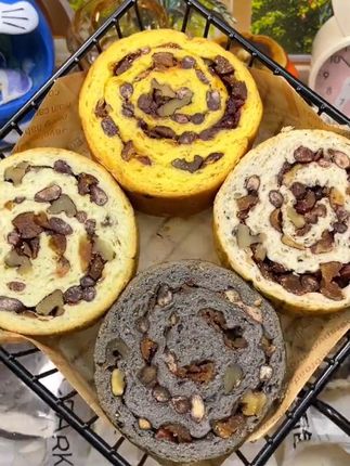 早上不知道吃什么宝子有福了!满满的坚果果仁,口感扎实,不干吧,真的巨好吃!#全麦车轮面包 #早餐吃什么 #美食分享