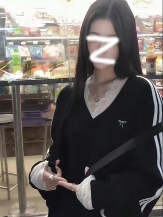 韩系简约秋季V领卫衣长袖女蕾丝刺绣拼接外套时尚设计感上衣#高级感穿搭 #蕾丝卫衣 #小众设计感 #面料柔软舒适 #慵懒风穿搭