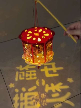 中秋节快到了,和孩子一起做这个投影灯笼,氛围感直接拉满,#手工diy #中秋节手工灯笼 #中秋节灯笼