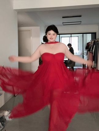 这条裙子穿身上!第一次觉得 热烈 明媚 具象化了!!!!!#红色系 #胖女孩穿搭 #微胖穿搭 #显瘦遮肉 #大码连衣裙
