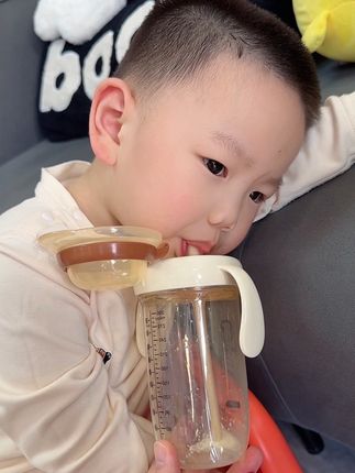 终于找到一款喝奶干净还不呛奶的直饮杯,自把我儿子的重力球奶瓶换成了这个牛奶杯,我儿子居然……#直饮杯 #牛奶杯#母婴好物 #奶瓶 #吸管杯
