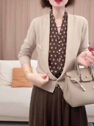 假两件波点V领针织衫女长袖开衫外套秋冬季新款宽松显瘦气质上衣#套装#针织衫#半身裙#假两件#秋冬穿搭