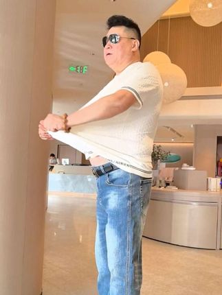 大码轻奢针织短袖,200多斤胖男生都可以穿,面料舒适弹力大,显瘦百搭,时尚减龄,单穿或者做打底皆可#大码穿搭 #大码男装 #针织短袖#胖男生@DOU+小助手